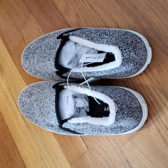 Old Navy Slip On sgoe, size 8. Fleece lined. NWT - Picture 3 of 4